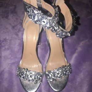 ✨GORGEOUS FAUX SILVER DIAMOND HEELS ✨